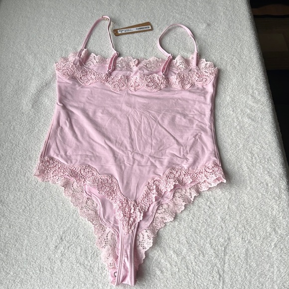 SKIMS  Fits Everybody Lace-trimmed Stretch-jersey Thong Bodysuit - Picture 9 of 11